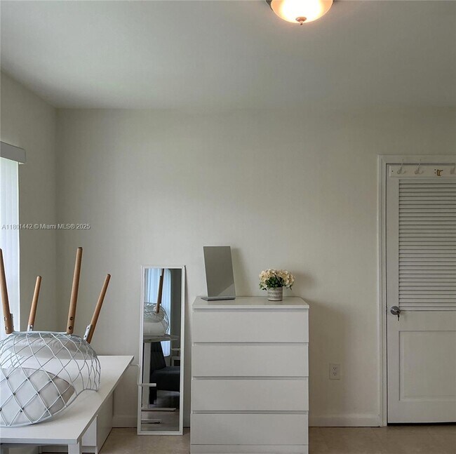 Building Photo - 4851 University Dr