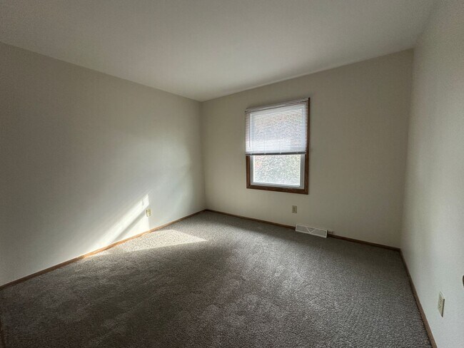 Building Photo - Spacious Townhouse in Greenfield!