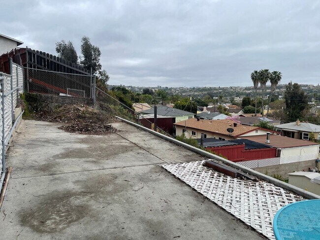 Building Photo - 3 Bed, 2 Bath House, New Kitchen plus 2 Bonus Rooms/Office in La Mesa!