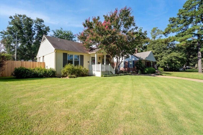 Building Photo - 3733 Charleswood Ave