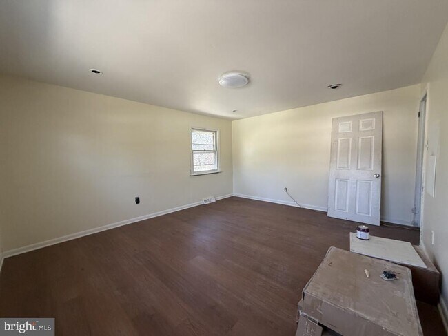 Building Photo - 322 W Nicholson Rd