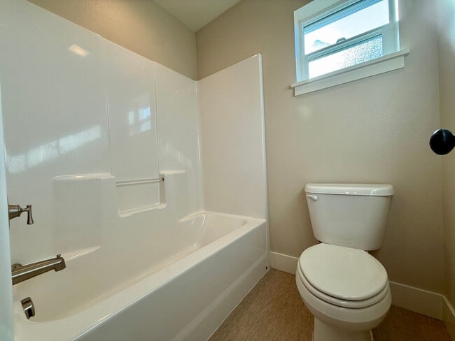 Building Photo - GORGEOUS OPEN LAYOUT HOME IN OLD FARM DISTRICT!