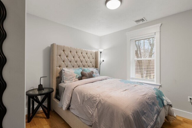 Building Photo - 8 Patrick St