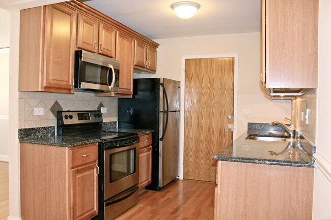 Building Photo - 5037 N East River Rd