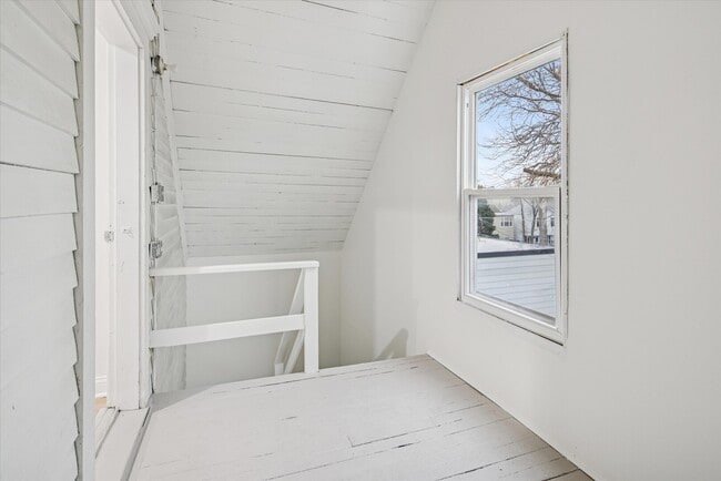 Building Photo - 3818 N Hermitage Ave