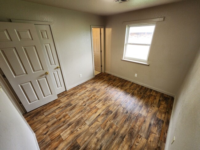 Building Photo - 300 S Cash