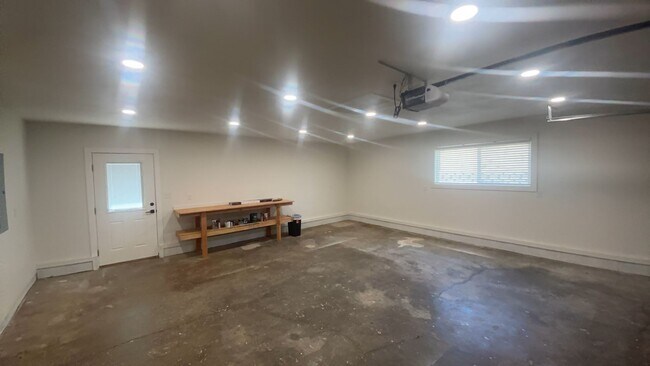 Building Photo - 535 Oak Terrace