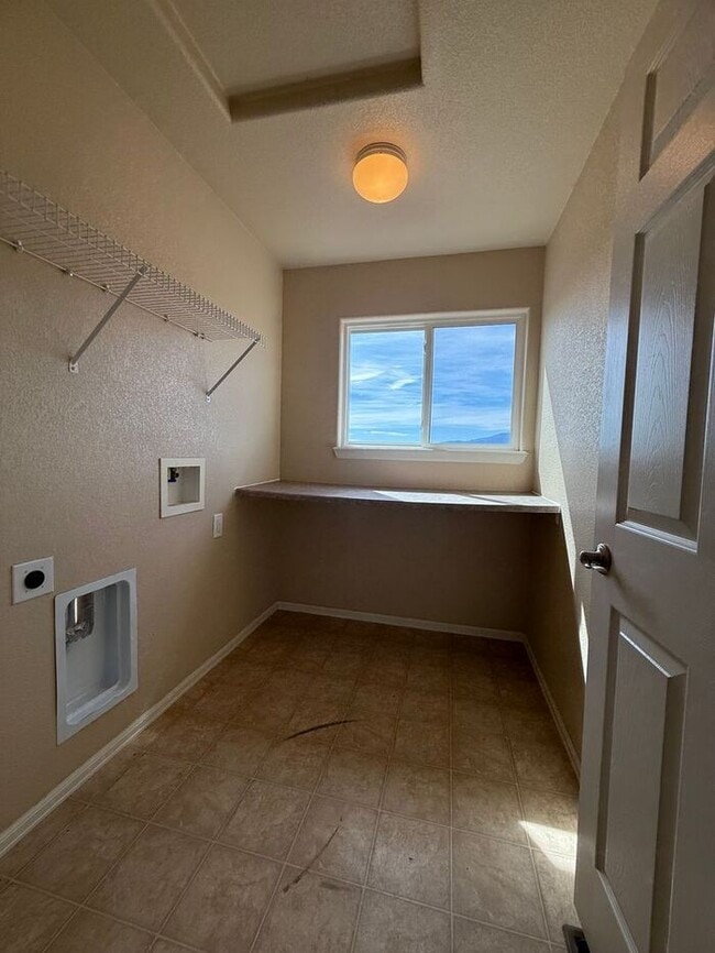 Building Photo - 5-bedroom home with expansive mountain views!