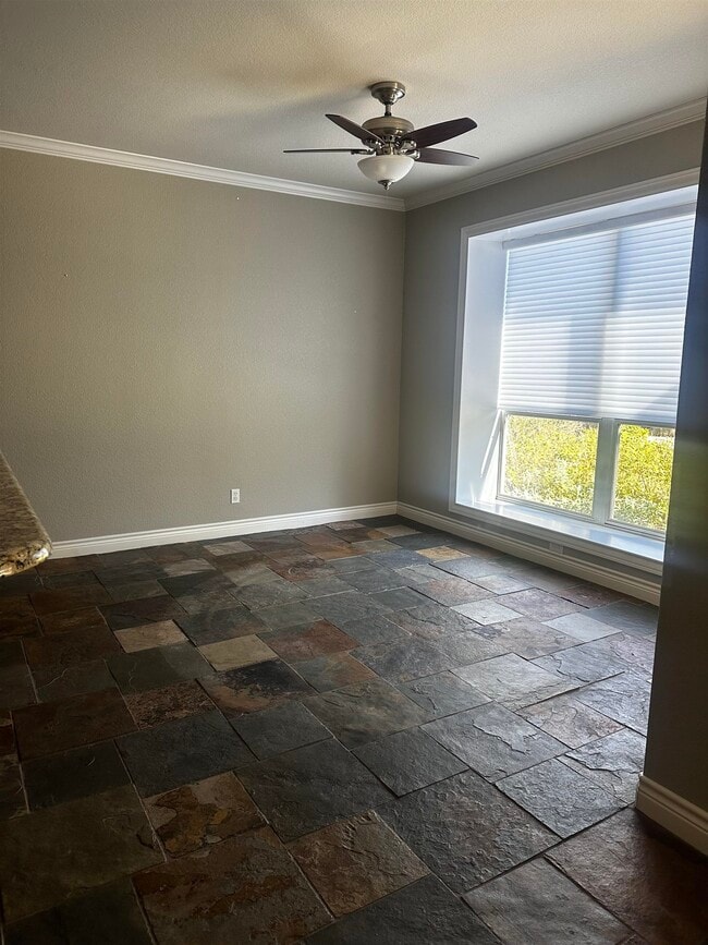 Building Photo - 203 Hi Cir W