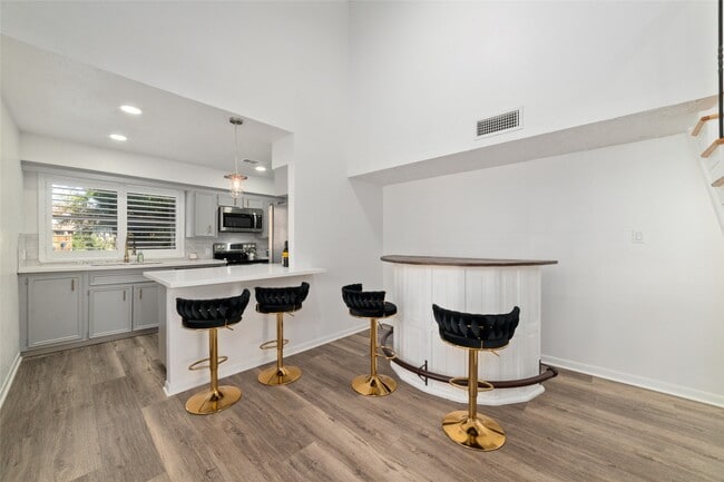 Building Photo - 717 Davis Rd