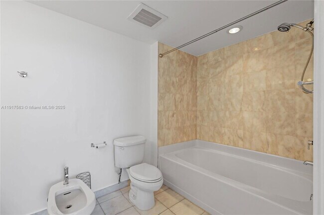 Building Photo - 601 NE 36th St