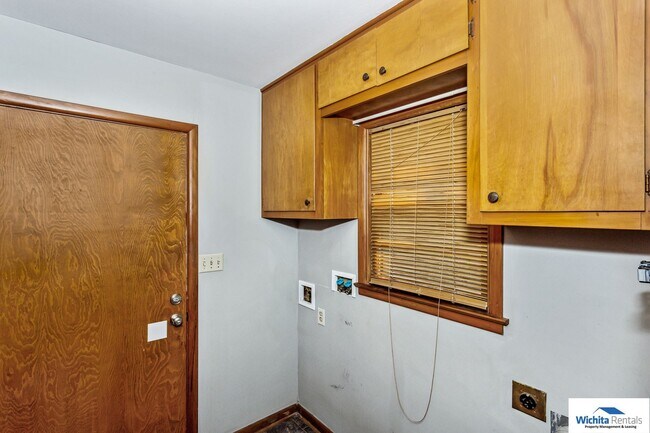 Building Photo - 8125 E Zimmerly St