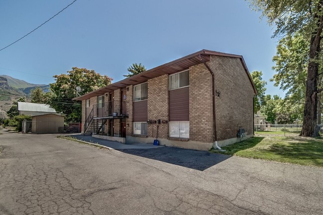 Building Photo - 353 400 E
