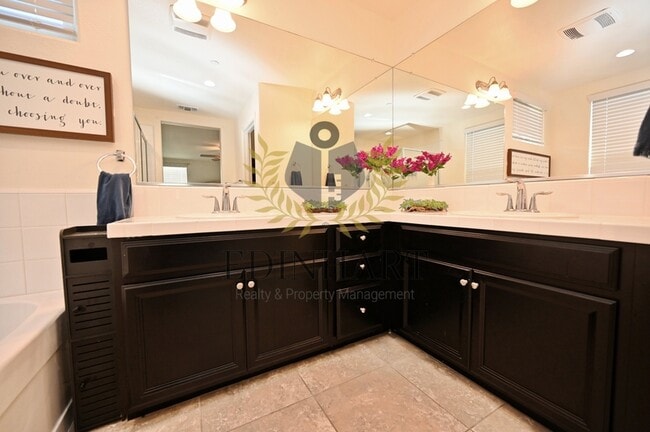 Building Photo - 893 Fir St W