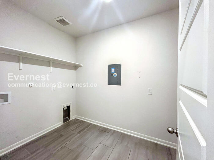 Building Photo - 12002 Benetto Aly