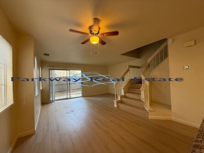 Building Photo - 2 Bedroom Townhome