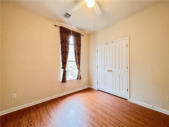 Building Photo - 1009 Hidden View Pl