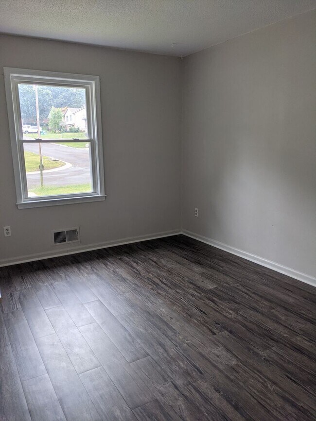 Building Photo - Recently updated Raytown single family home