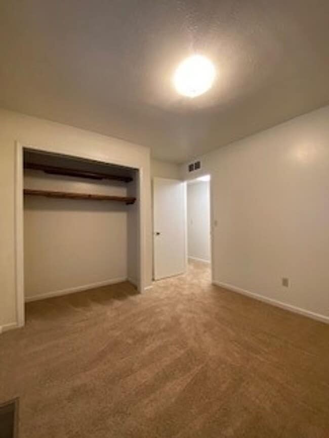 Building Photo - 124 S Silverwood Ln