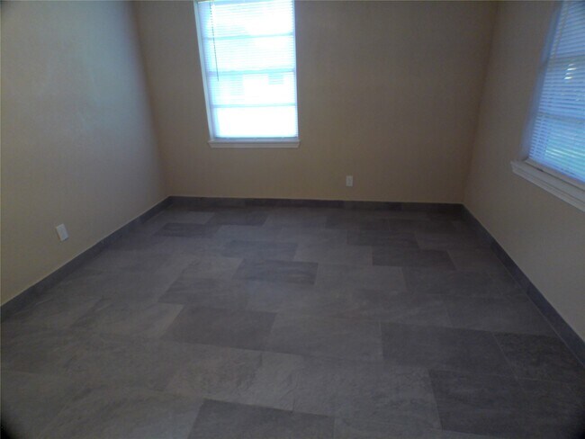 Building Photo - 601 Fresa Rd