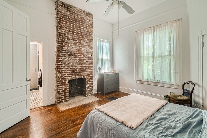Building Photo - 1221 Euclid Ave NE