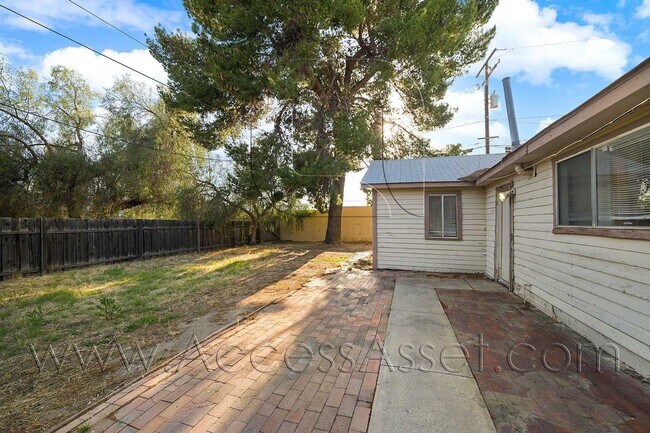 Building Photo - Charming Home in Historic Downtown Lake Elsinore!