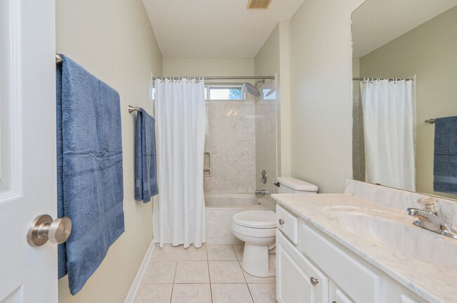 Building Photo - 4 bedroom 2 bathroom