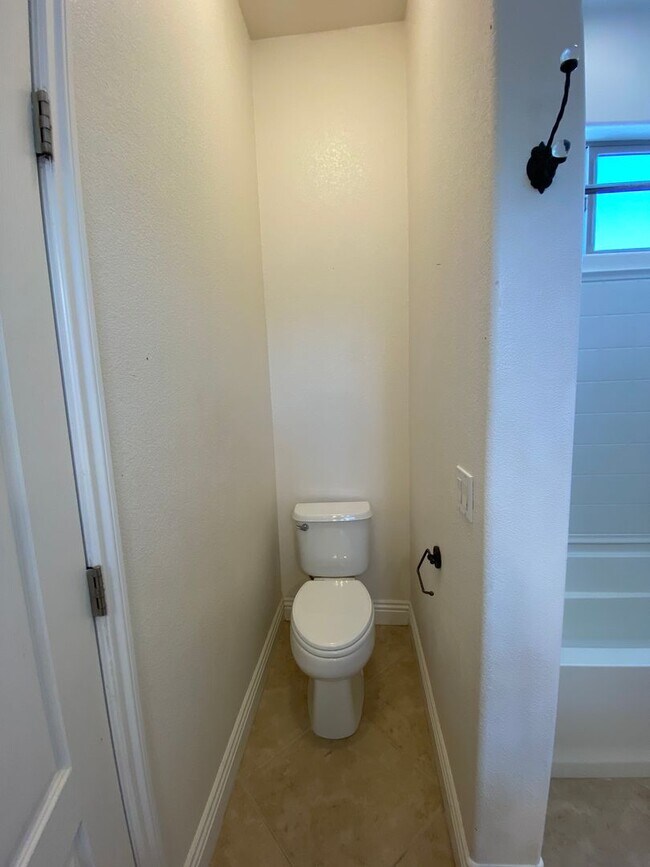 Building Photo - CALVADA VALLEY U.1 - Oakleaf Avenue