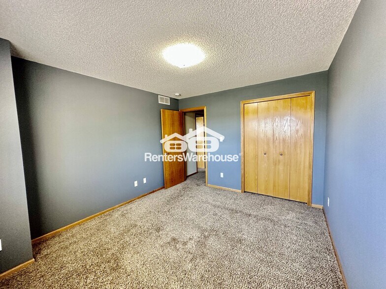 Building Photo - 1321 SE Delaware Ave