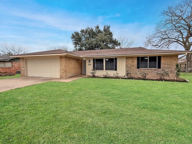 Building Photo - 204 Meadow Ln