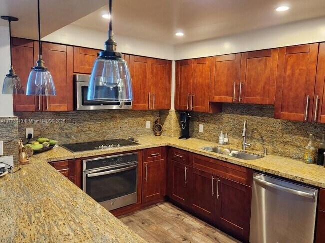 Primary Photo - 5825 Collins Ave
