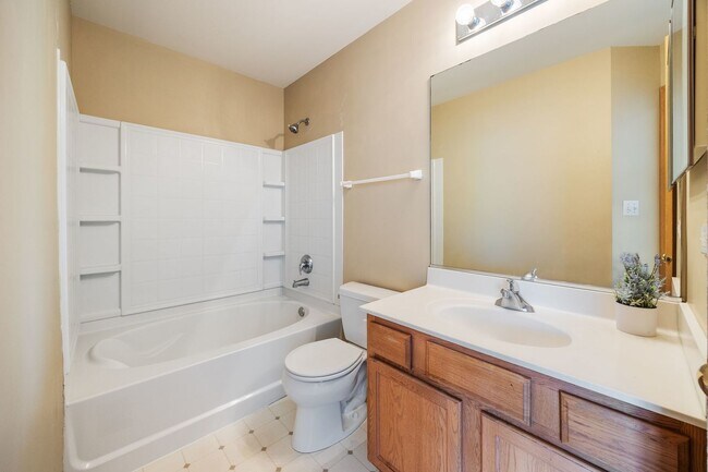 Building Photo - 923 Emerald Dr
