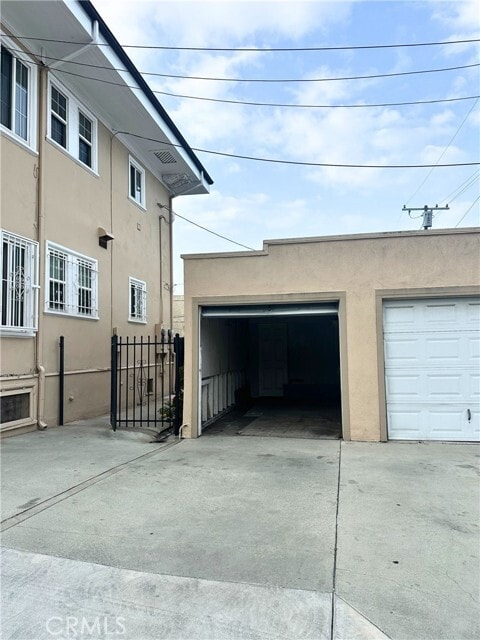 Building Photo - 4656 Oakwood Ave