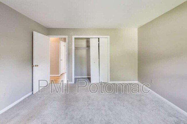 Building Photo - 5406 Parkvale Terrace