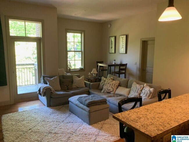 Building Photo - 1040 Broadway St