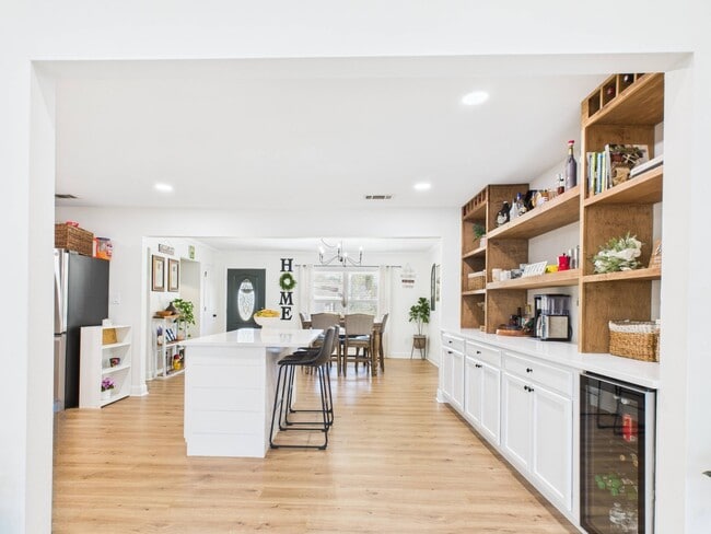 Building Photo - 38 Cape Dr NW