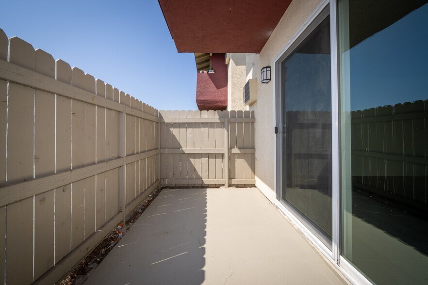 Building Photo - 800 E Bobier Dr