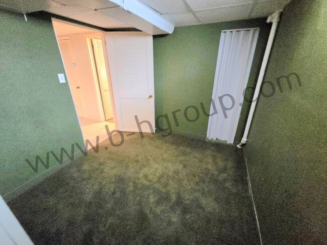 Building Photo - Great Location!