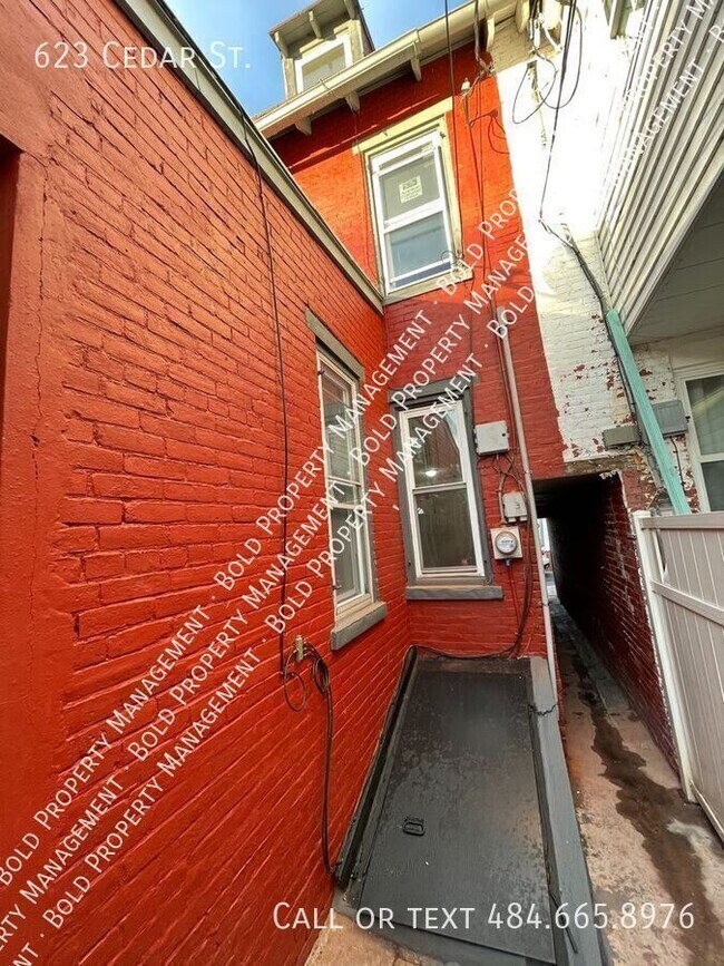 Building Photo - 623 Cedar St