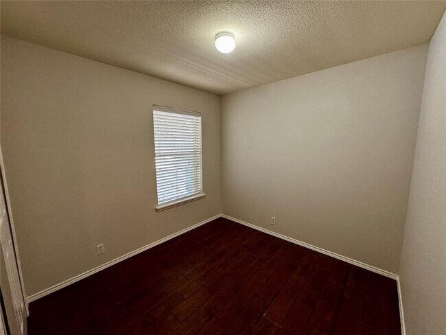 Building Photo - 14420 Cummins Way