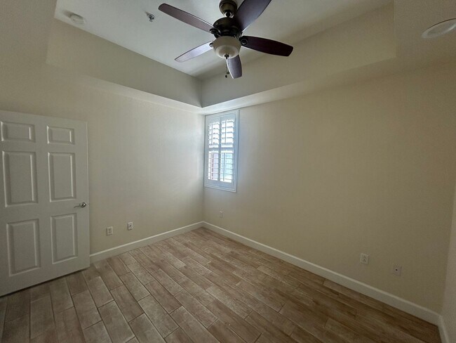 Building Photo - Guard gated Park Ave Condo