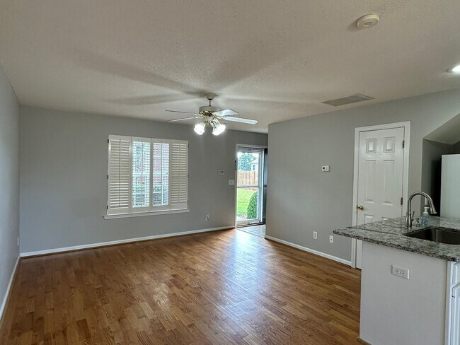 Building Photo - 2 bedroom/1.5 bath end unit townhome in gr...