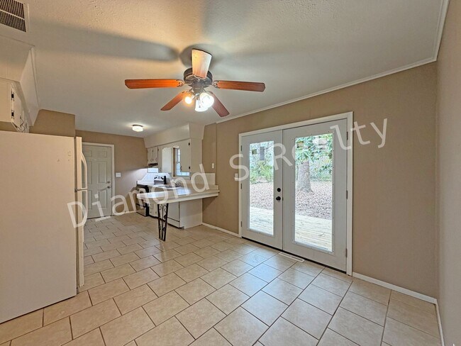 Building Photo - 3 Bedroom Home Close to Sunshine and 65!