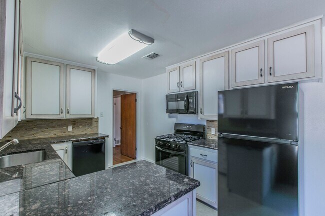 Building Photo - Stylish & Spacious 3-Bed Home