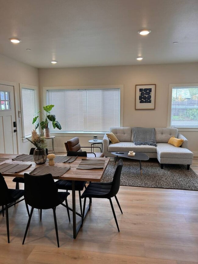 Building Photo - 3505 NE Creston Ave