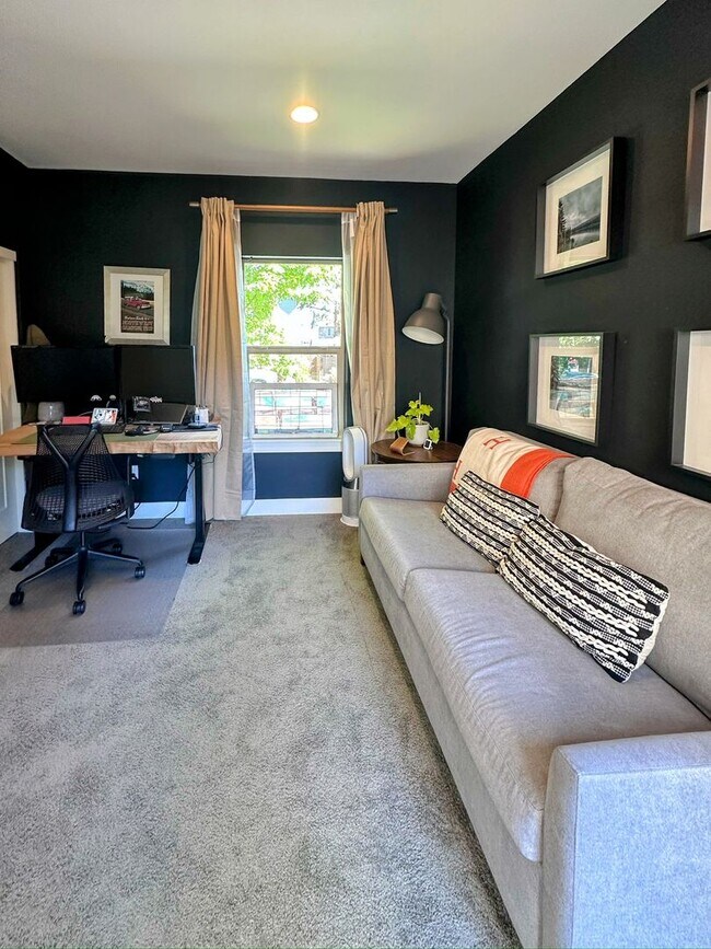 Building Photo - Stunning home available in Stone Creek!  Must see the interior!
