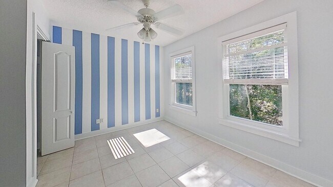 Building Photo - 3 Bdrm Home with 3rd floor loft in Pt Washington