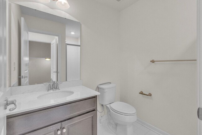Building Photo - Luxurious 4 Bed 4.5 Bath Brick Townhome In...