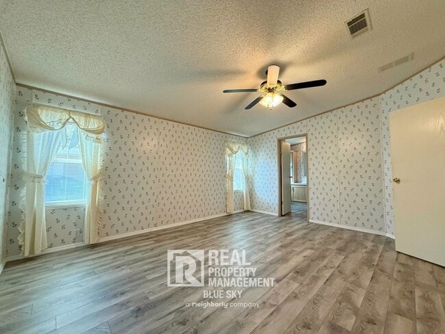 Building Photo - 5641 Columbia Dr