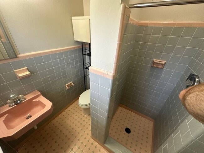 Building Photo - Beautiful 3 bedroom, 2 bath home located i...